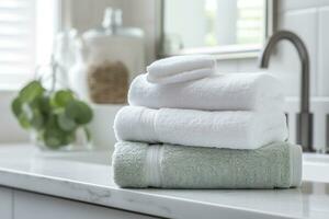 de s werelds zachtste handdoeken tegen een minimalistisch achtergrond. gestapeld wit handdoeken zitten Aan top van een zeep schotel in een badkamer. ai generatief foto
