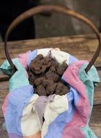 traditionele zwarte truffelmarkt in lalbenque, frankrijk foto