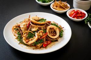 roergebakken heilige basilicum met octopus of inktvis en kruid - Aziatisch eten food