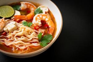 instant noedels ramen in pittige soep met garnalen, of tom yum kung - Aziatisch eten