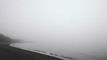 de zee heuvels en zand zijn gedekt met mist en verstuiven eng mysterie oceaan en bergen toerist attractie 3d illustratie foto