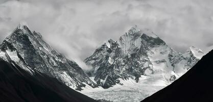 sneeuw afgedekt berg berg landschap himalayan top monteren Everest achtergrond wolken en lucht 3d illustratie foto