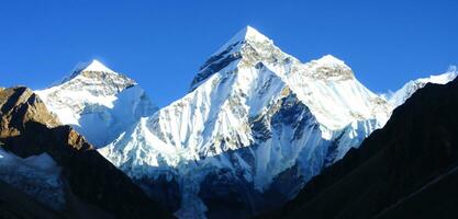 sneeuw afgedekt berg berg landschap himalayan top monteren Everest achtergrond wolken en lucht 3d illustratie foto