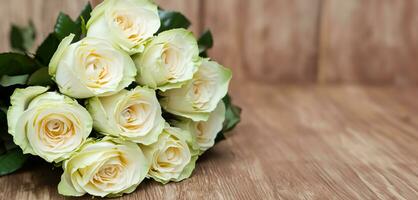 boeket van wit rozen Aan een houten achtergrond een houten verdieping bloemen staan voor liefde foto