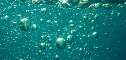 lucht bubbels onder water water oppervlakte 3d illustratie foto