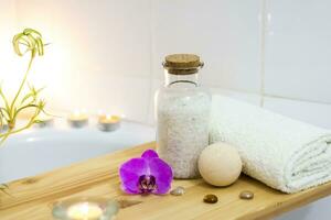 spa-schoonheid salon, welzijn centrum. spa behandeling aromatherapie voor een vrouw lichaam in de badkamer met kaarsen, oliën en zout. foto