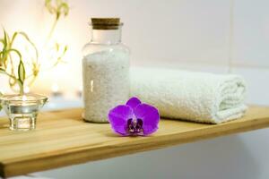 spa-schoonheid salon, welzijn centrum. spa behandeling aromatherapie voor een vrouw lichaam in de badkamer met kaarsen, oliën en zout. foto