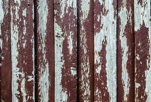 pellen oud rood verf Aan hout muur achtergrond, elegant manier van creëren een opvallende voorzien zijn van muur in een of meerdere leven gebieden. foto