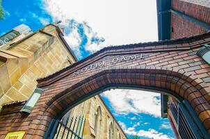 sydney, Australië. de Universiteit van notre dame, Sydney campus, beeld shows de hoofd Ingang Bij broadway straat. foto