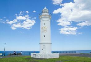 Kiama, nieuw zuiden Wales, Australië. kiama haven licht, is een actief vuurtoren, is gelegen dichtbij naar de blaasgat punt. de beeld was genomen in bewolkt dag. foto