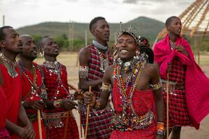 Masai in traditioneel kleurrijk kleding tonen maasai jumping dans Bij lokaal stam dorp in de buurt beroemd safari reizen bestemming. Kenia. redactioneel foto