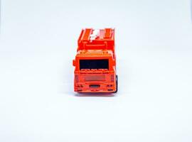 rood speelgoed- brand vrachtauto Aan wit achtergrond foto