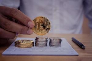 close-up hand met bitcoins zakelijke financiën digitale geldinvesteringen foto