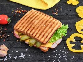 sandwich op houten tafel met kruiden en wegetables foto