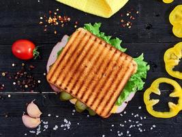 sandwich op houten tafel met kruiden en wegetables foto