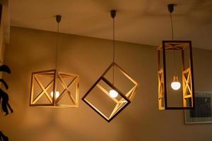 moderne plafondlampen lampen lamp gemaakt van houten frame geometrische vorm interieur en loft-stijl decoreren met witte houten muur foto
