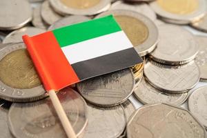 stapel munten met de vlag van de Arabische Emiraten op witte achtergrond. vlag op witte achtergrond. foto