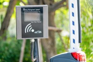 easy pass bluetooth lange afstand lezer voor toegangscontrole express auto poort voor modern kantoorgebouw, beveiligingssysteem voor parkeerbeheer. foto