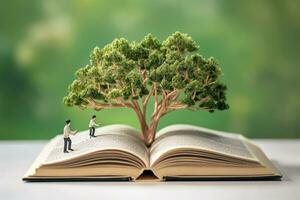 miniatuur mensen Mens en vrouw lezing boek met boom Aan boek ai generatief foto
