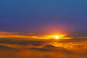 zonsondergang terug horizon lucht met donker blauw oranje wolk en mist over- Aan de top berg foto