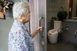 Aziatische senior oudere oude dame vrouw patiënt open toilet badkamer met de hand in verpleegafdeling ziekenhuis, gezond sterk medisch concept.