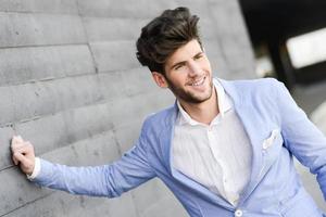 aantrekkelijke jonge knappe man, model van mode in stedelijke achtergrond foto