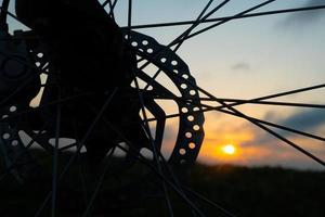 silhouet van de fiets bij zonsopgang, buitensporten levensstijl, fietsen bij zonsopgang foto