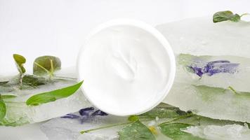 cosmetische crème met ijzige ijsversheid foto