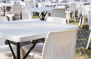 witte tafels en stoelen foto