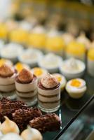 catering eten, dessert en zoet, mini canapés, snacks en hapjes, eten voor het evenement, snoep foto