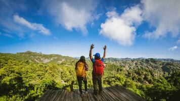 reizen, natuurreizen van aziatische stellen terwijl hij buiten ontspant tijdens zijn reis in thailand. foto