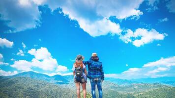 minnaar vrouwen en mannen aziaten reizen ontspannen in de vakantie. sta touch nature op de berg. Thailand foto