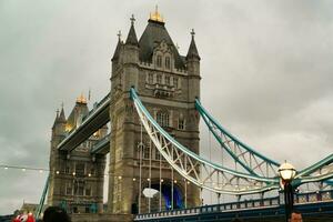 laag hoek visie van centraal Londen stad Bij rivier- Theems en toren Londen brug gedurende een bewolkt dag van juni 18e, 2023. Londen, Engeland, Verenigde koninkrijk, Super goed Brittannië tour. foto