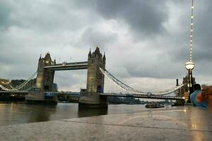 laag hoek visie van centraal Londen stad Bij rivier- Theems en toren Londen brug gedurende een bewolkt dag van juni 18e, 2023. Londen, Engeland, Verenigde koninkrijk, Super goed Brittannië tour. foto