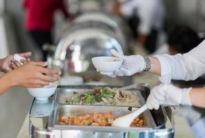 opscheppen van het eten, catering, etenstijd foto