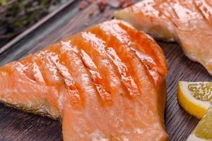 smakelijke verse rode vis arctische char gebakken op een grill foto