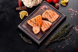 smakelijke verse rode vis arctische char gebakken op een grill foto