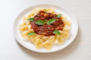 farfalle pasta met basilicum en knoflook in tomatensaus - italiaanse saus