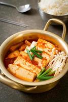 kimchi jjigae of kimchi soep met zachte tofu of koreaanse kimchi stoofpot foto