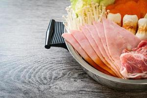 sukiyaki of shabu hot pot zwarte soep met rauw en plantaardig vlees - Japanse voedselstijl foto