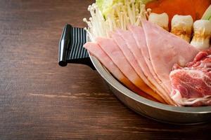 sukiyaki of shabu hot pot zwarte soep met rauw en plantaardig vlees - Japanse voedselstijl foto