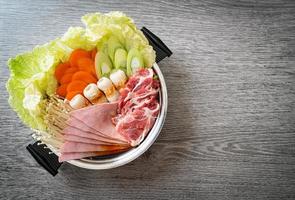 sukiyaki of shabu hot pot zwarte soep met rauw en plantaardig vlees - Japanse voedselstijl foto