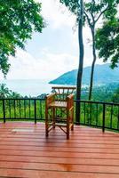 lege stoel op balkon met de achtergrond van het oceaanzeegezichtspunt in thailand foto