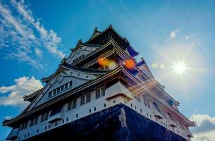 Osaka kasteel met zonneschijn foto