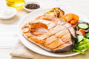 dubbel gegrilde zalm steakfilet met groenten foto