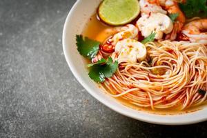 noedels met pittige soep en garnalen of tom yum kung - Aziatisch eten foto