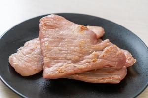 gebakken zongedroogd varkensvlees op bord foto
