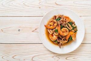 roergebakken zeevruchten van garnalen en inktvis met thaise basilicum - Aziatisch eten