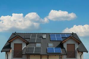 modern eco huis. zwart en blauw zonne- panelen Aan dak foto