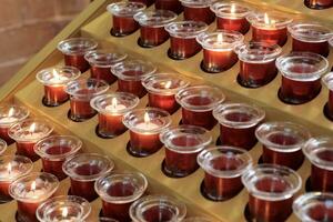 verlichte kerk kaarsen symboliseert geloof en toewijding foto